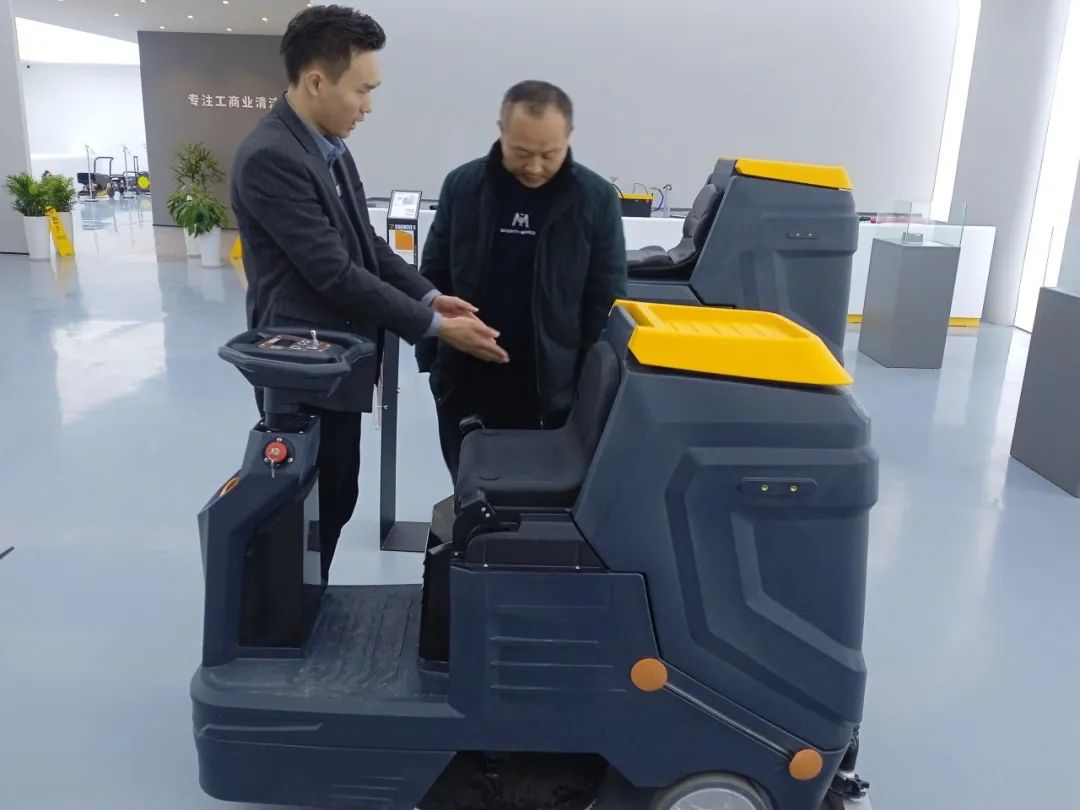 清潔設(shè)備廠家洗地機(jī)不出水的自查辦法